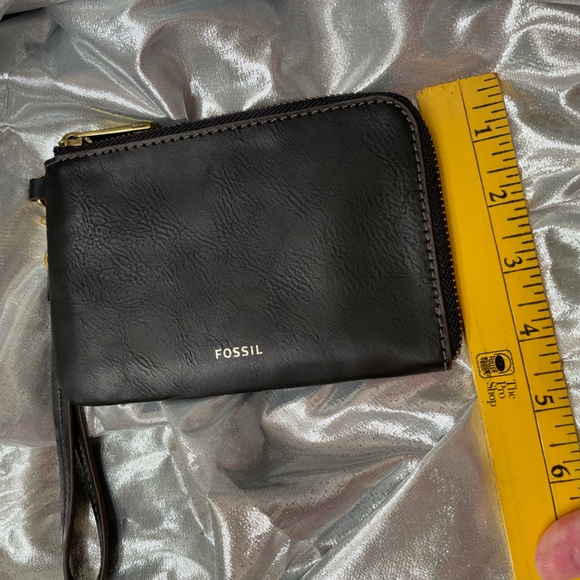 ⭐️ Fossil Wristlet ⭐️ Chocolate Brown ⭐️ EUC - Picture 5 of 6